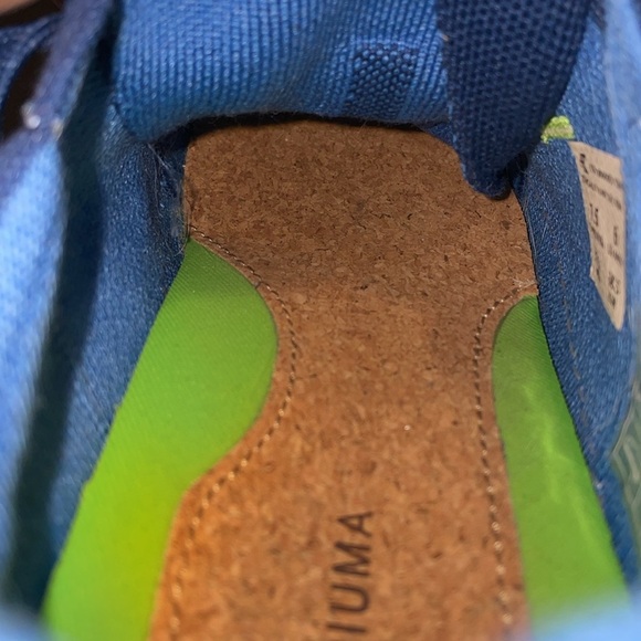 Cariuma sneakers.  Size 7.5.  Blue canvas.  Sustainable. - Picture 11 of 12